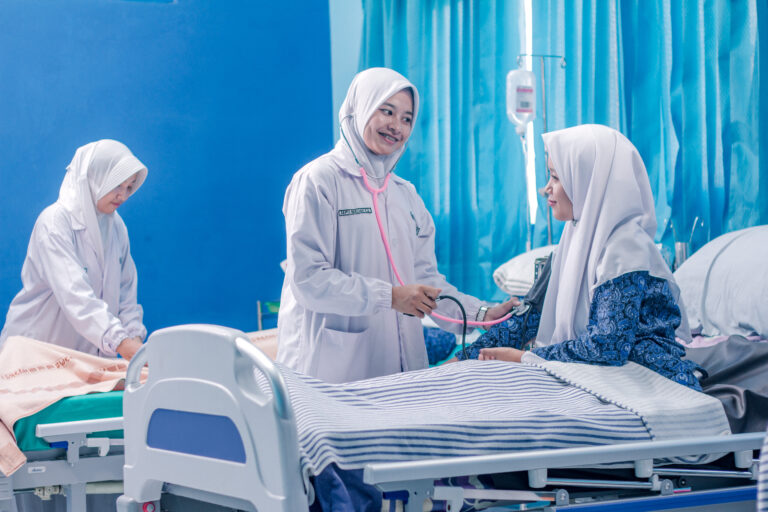 (Practicing nursing assistant at SMK Kesehatan Bantul in Yogyakarta, Photo by Bachtiar Ari Faizal on Shutterstock)