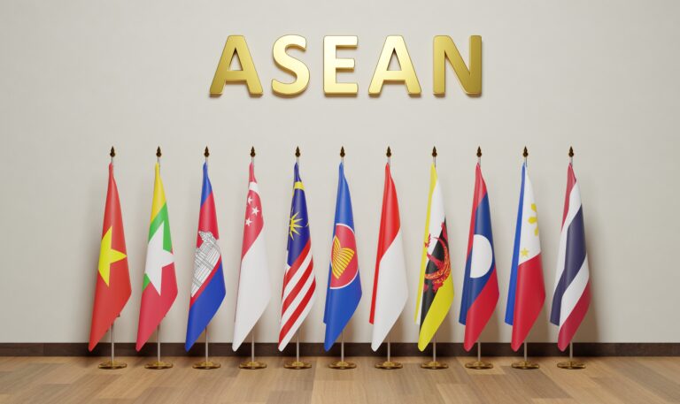 Bendera negara-negara ASEAN berjajar di bawah logo ASEAN, melambangkan persatuan dan kerjasama di kawasan Asia Tenggara dalam berbagai sektor, termasuk perlawanan terhadap penyakit kronis.