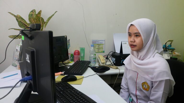 Perawat mengikuti onboarding digital menggunakan teknologi komputer untuk pembelajaran jarak jauh dan pelatihan klinis.