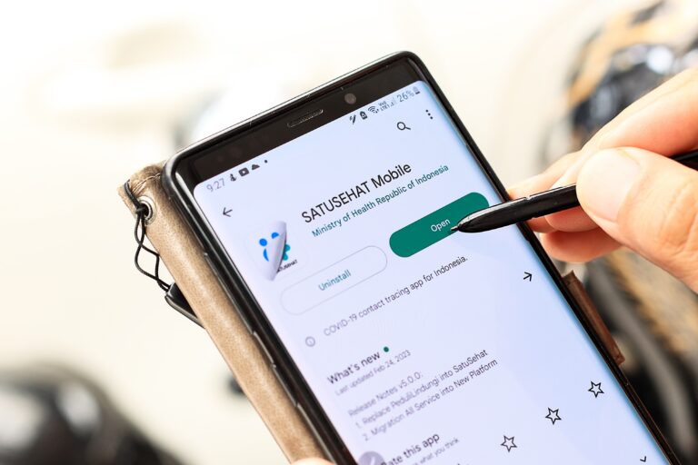Person opening the SATUSEHAT Mobile app from Indonesia’s Ministry of Health, representing digital health Indonesia and its role in strengthening case management and telehealth services.